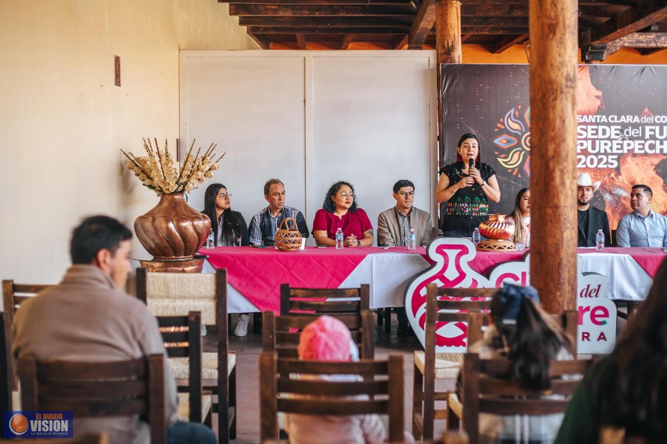 Salvador Escalante entrega becas a mujeres con cáncer y familias cuidadoras