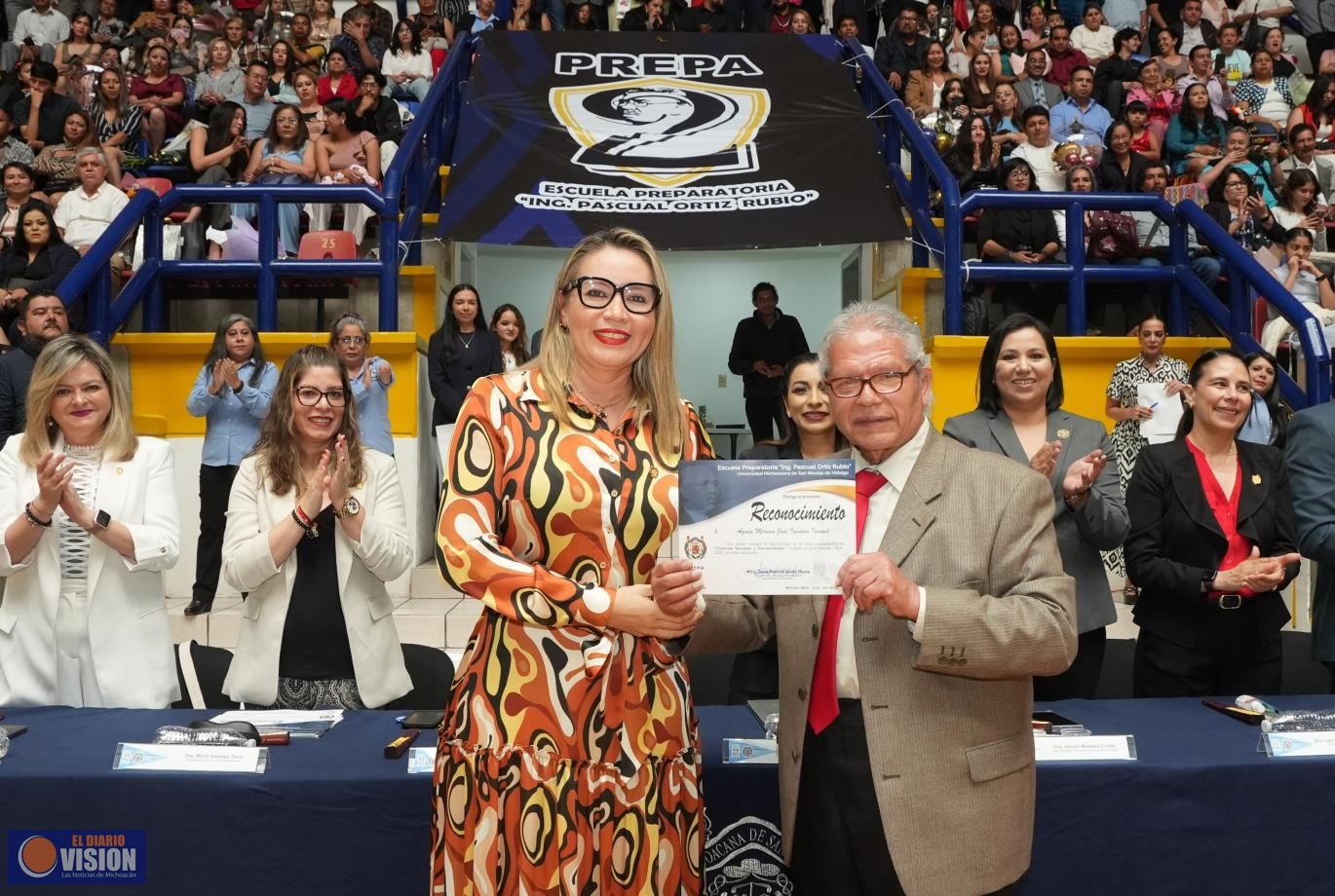 A construir proyectos y a trabajar en equipo, insta Yarabí Ávila a egresados de Bachillerato