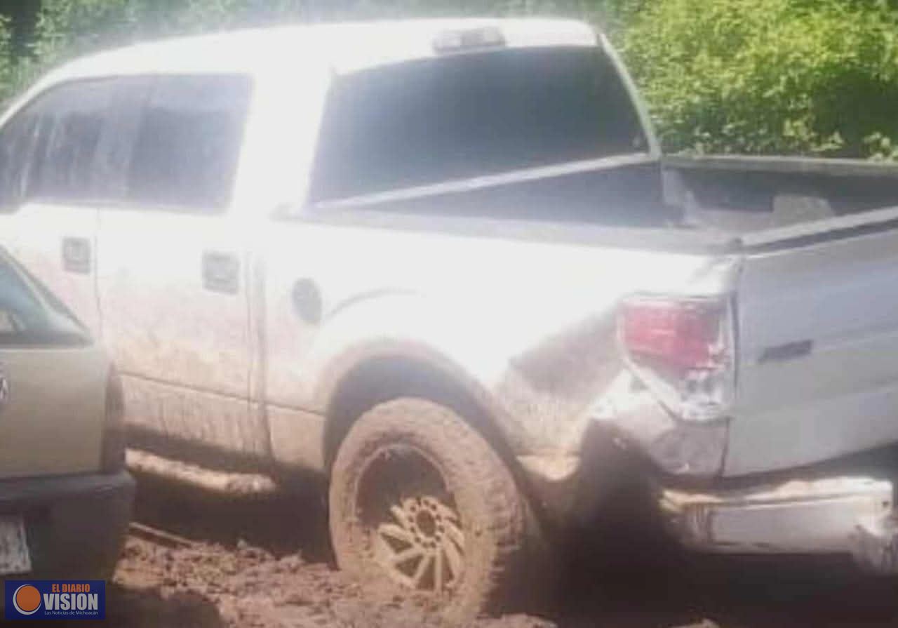 Asesinan a balazos a un hombre al interior de una camioneta