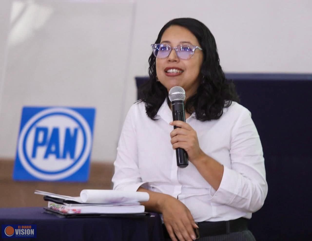 Consejera, Marlene Mendoza, imparte capacitación sobre  Candidaturas