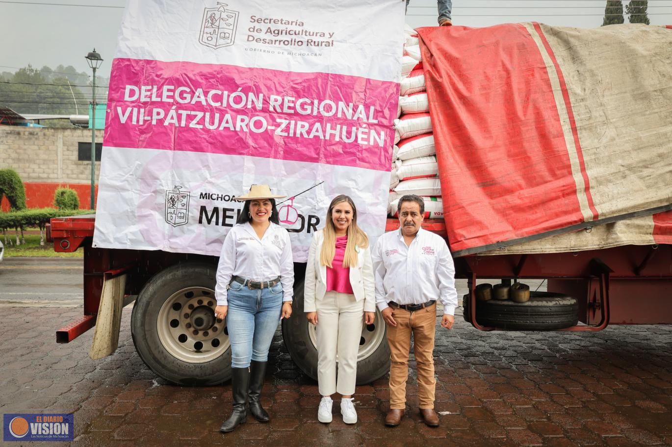 Impulsa Dayana Pérez el Campo de Salvador Escalante con Entrega de Fertilizante a Bajo Costo