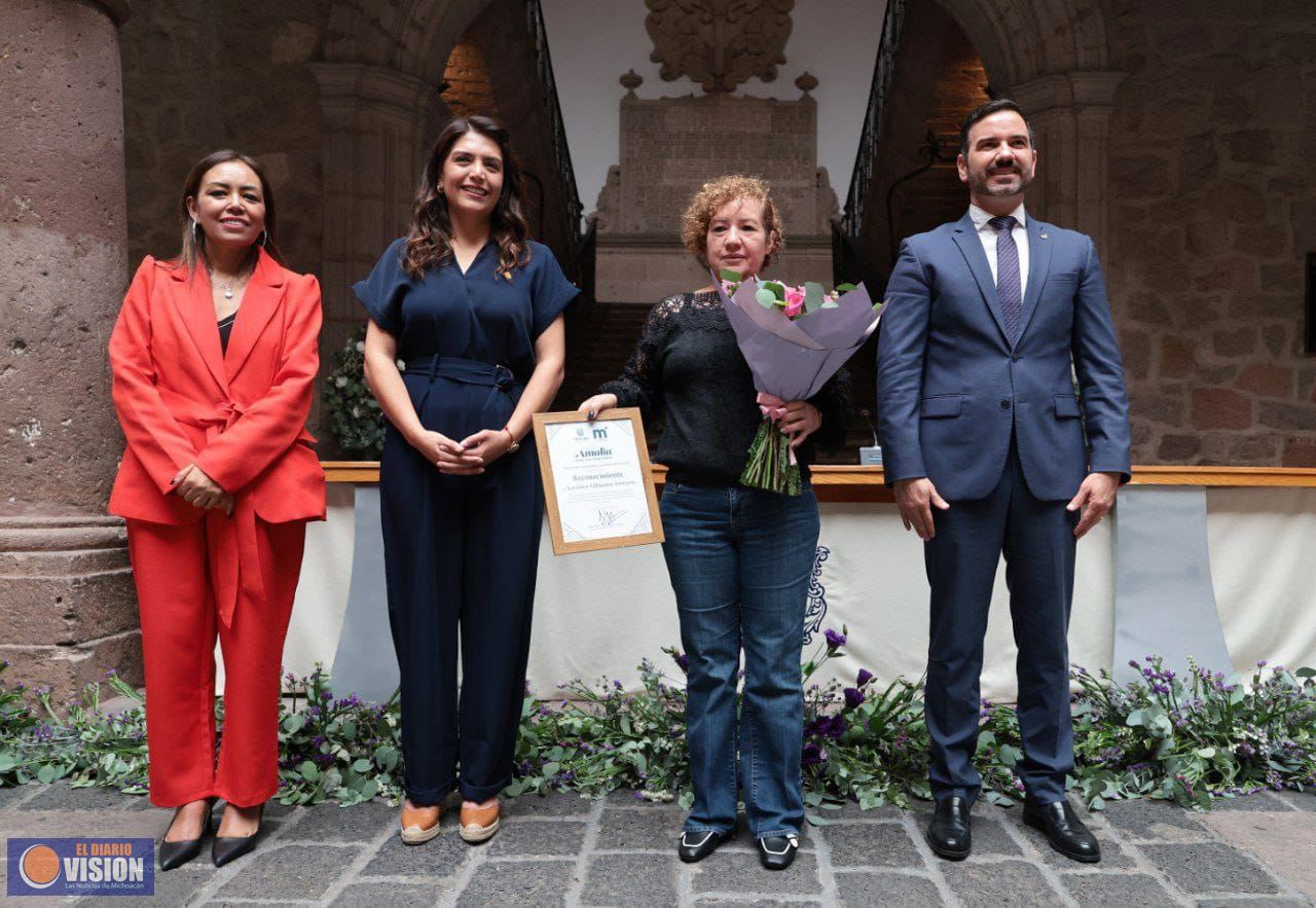 Entrega Gobierno de Alfonso Martínez, Presea Amalia Solórzano a Verónica Villaseñor