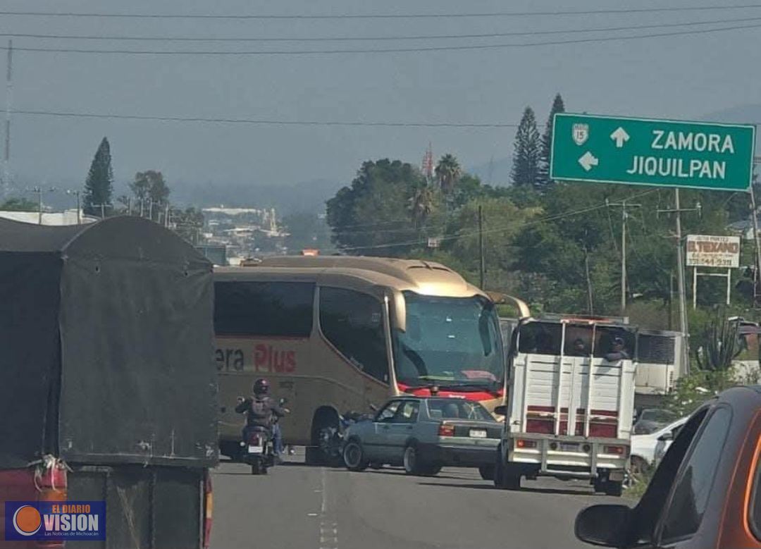 Transportistas bloquean entradas de Zamora y Jacona