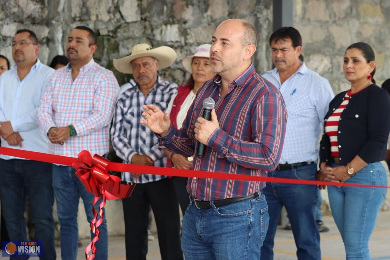 Eric Gaona inaugura unidad deportiva y da banderazo a obra vial en Jamaica