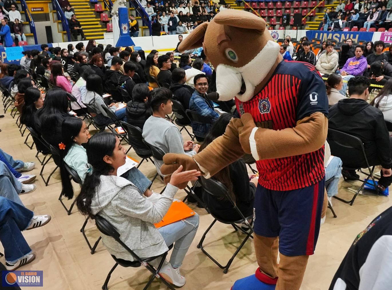 Con nervios, pero con mucha ilusión asisten aspirantes a su examen de admisión en la UMSNH