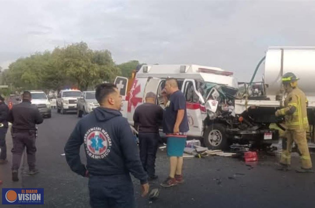 Ambulancia choca contra pipa sobre la carretera Morelia-Pátzcuaro; hay 2 muertos y 2 heridos