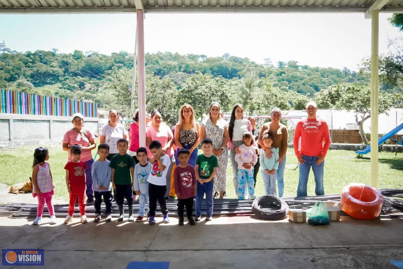 Graciela Hernández Arreola, entregó material para rehabilitar aula en Jardín de Niños 