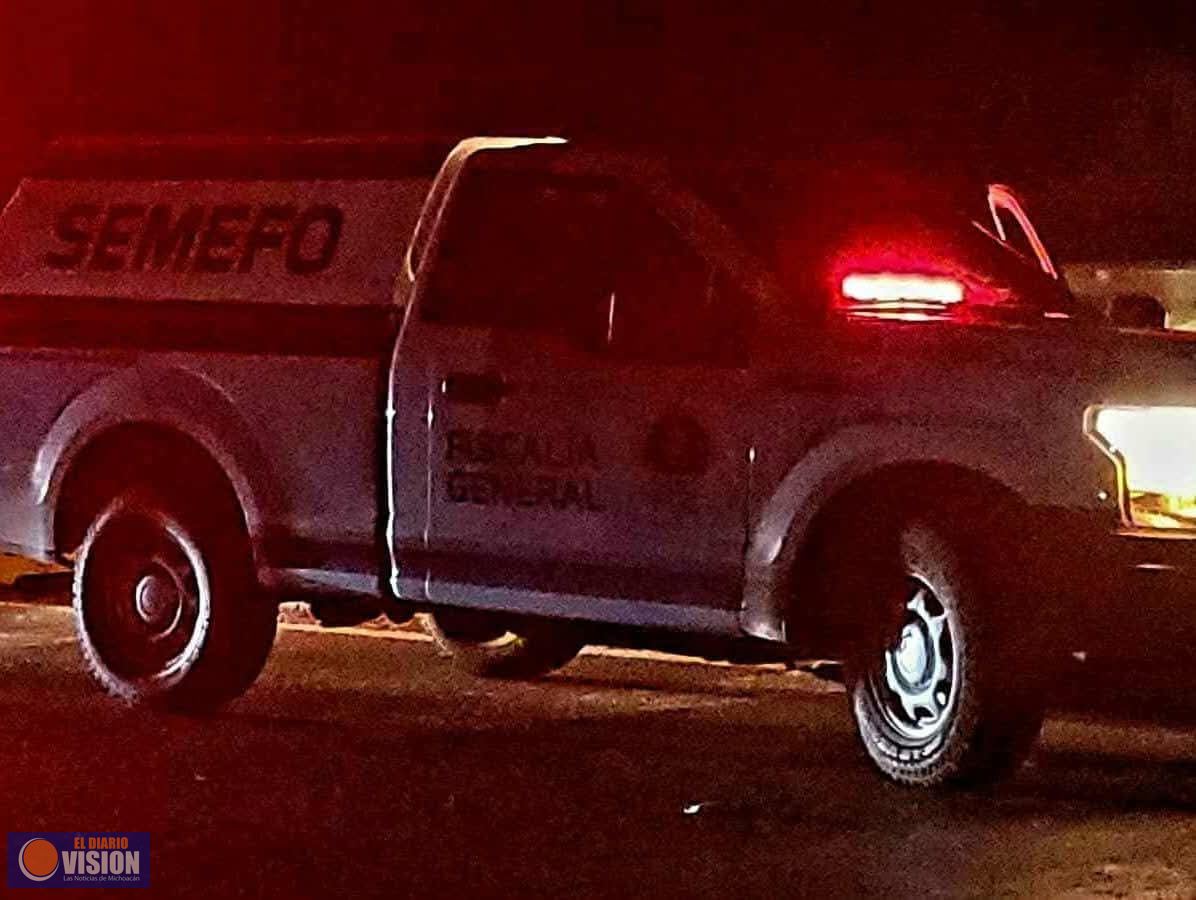 Abandonan dos cadáveres baleados, les dejan narco mensaje en Apatzingan