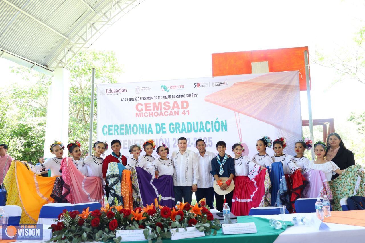 Vicente Gómez apadrina a niñez y juventud de todos los niveles del distrito XIX en sus graduaciones