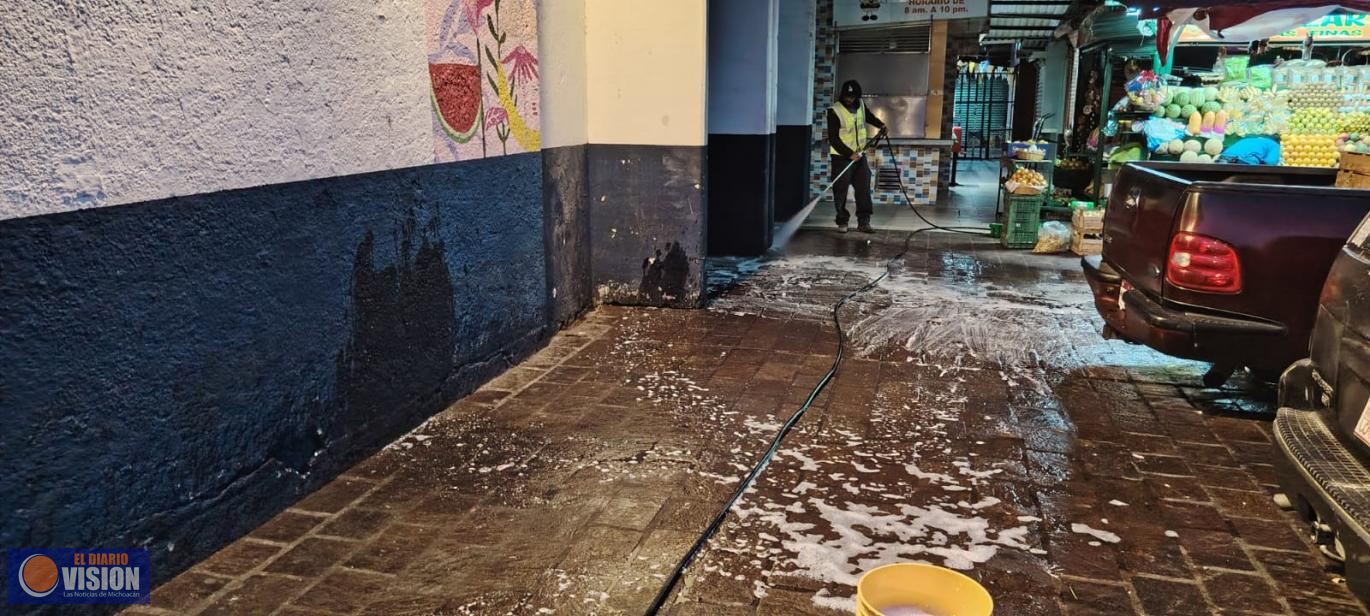 Gobierno de Morelia realiza acciones de limpieza profunda en Mercado Revolución