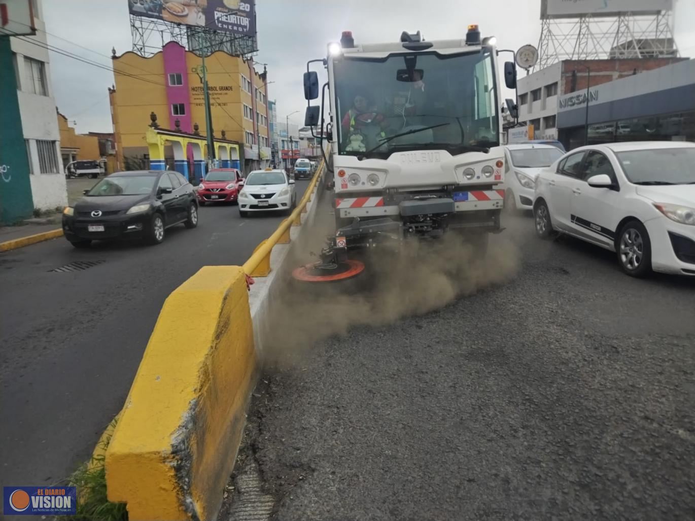 Gobierno de Morelia refuerza limpieza con barrido mecánico en Avenida Madero Poniente