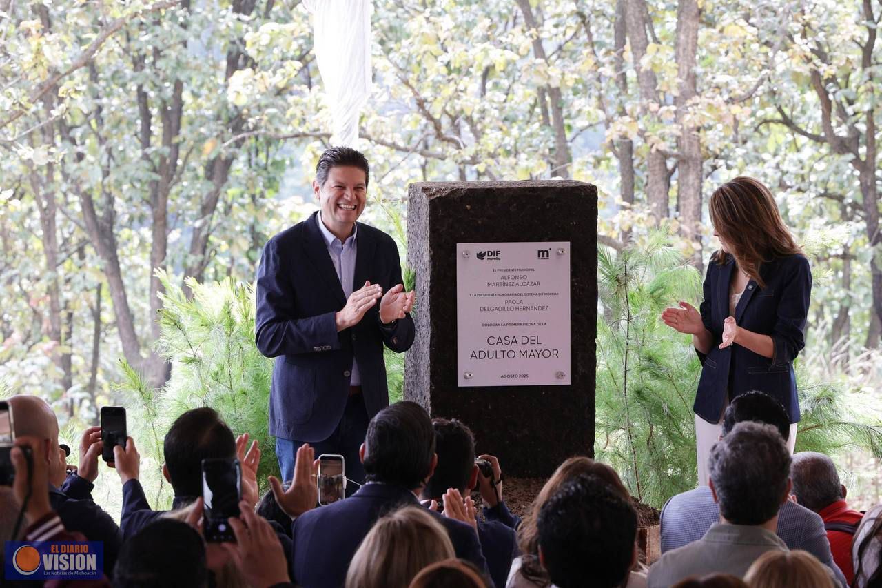 Alfonso Martínez y Paola Delgadillo colocan la primera piedra de la Casa del Adulto Mayor