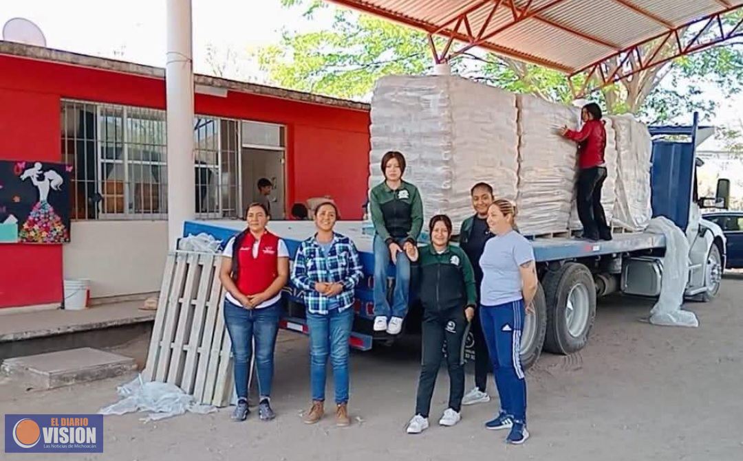 Con apoyos diversos, Vicente Gómez Nuñez refrenda su apoyo a la educación en el distrito XIX