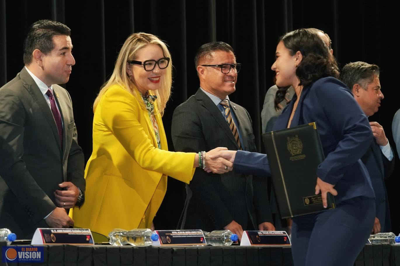 A derribar los muros de desigualdad, llama Yarabí Ávila a las y los egresados de Ingeniería Civil