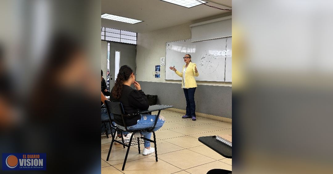 La Rectora Yarabí Ávila González,  impartió clase de Administración a estudiantes de Contaduría 