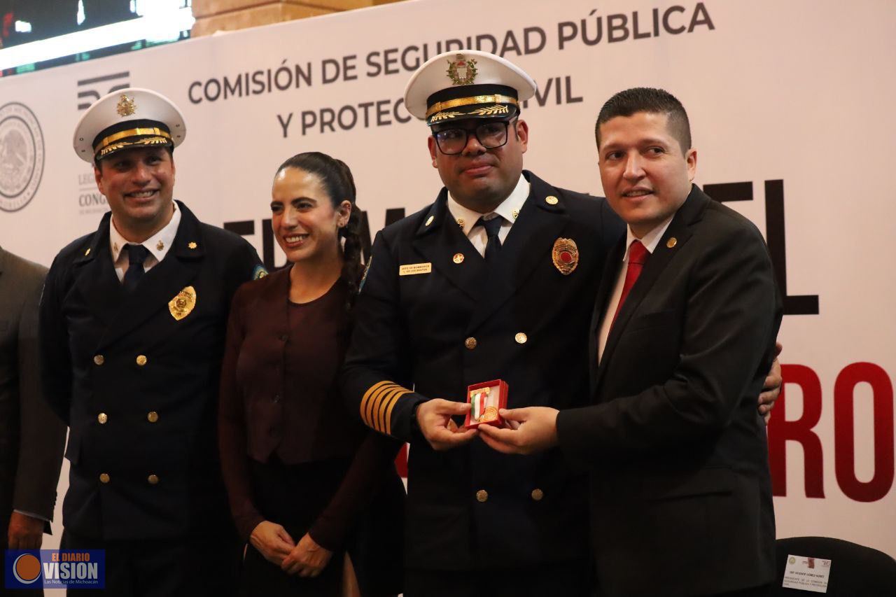 Encabeza Vicente Gómez ceremonia para reconocer a las y los bomberos