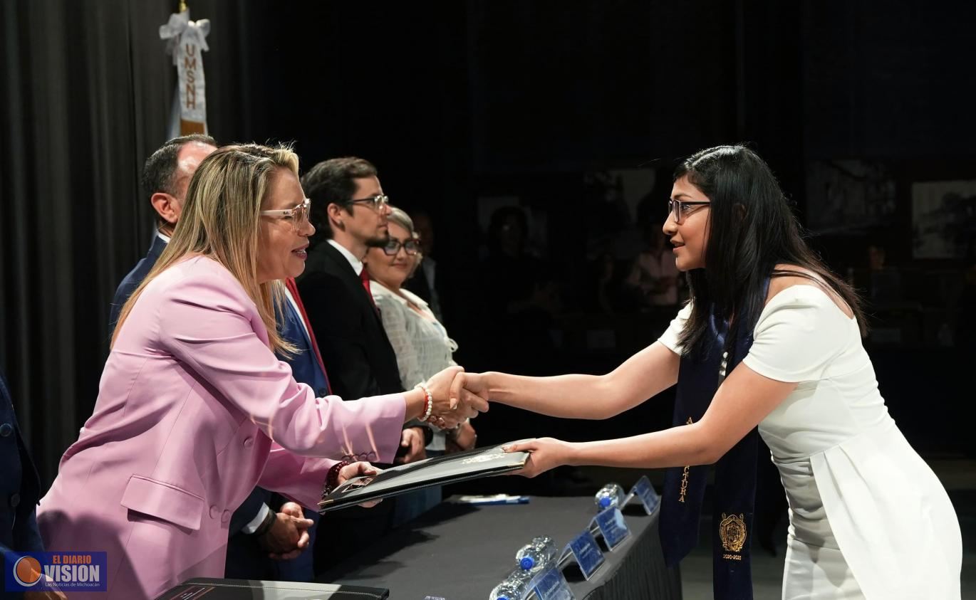 Yarabí Ávila insta a graduados de Arquitectura a defender la igualdad de oportunidades 