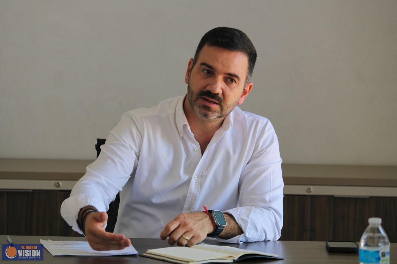 Yankel Benítez escucha y atiende a vecinos de colonia Primo Tapia