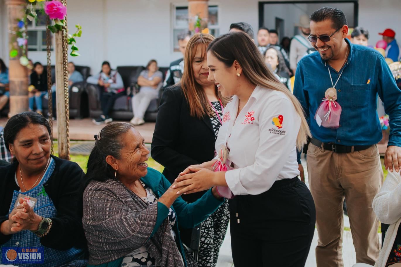 Dayana Pérez celebra a las abuelitas y abuelitos, el corazón de Salvador Escalante