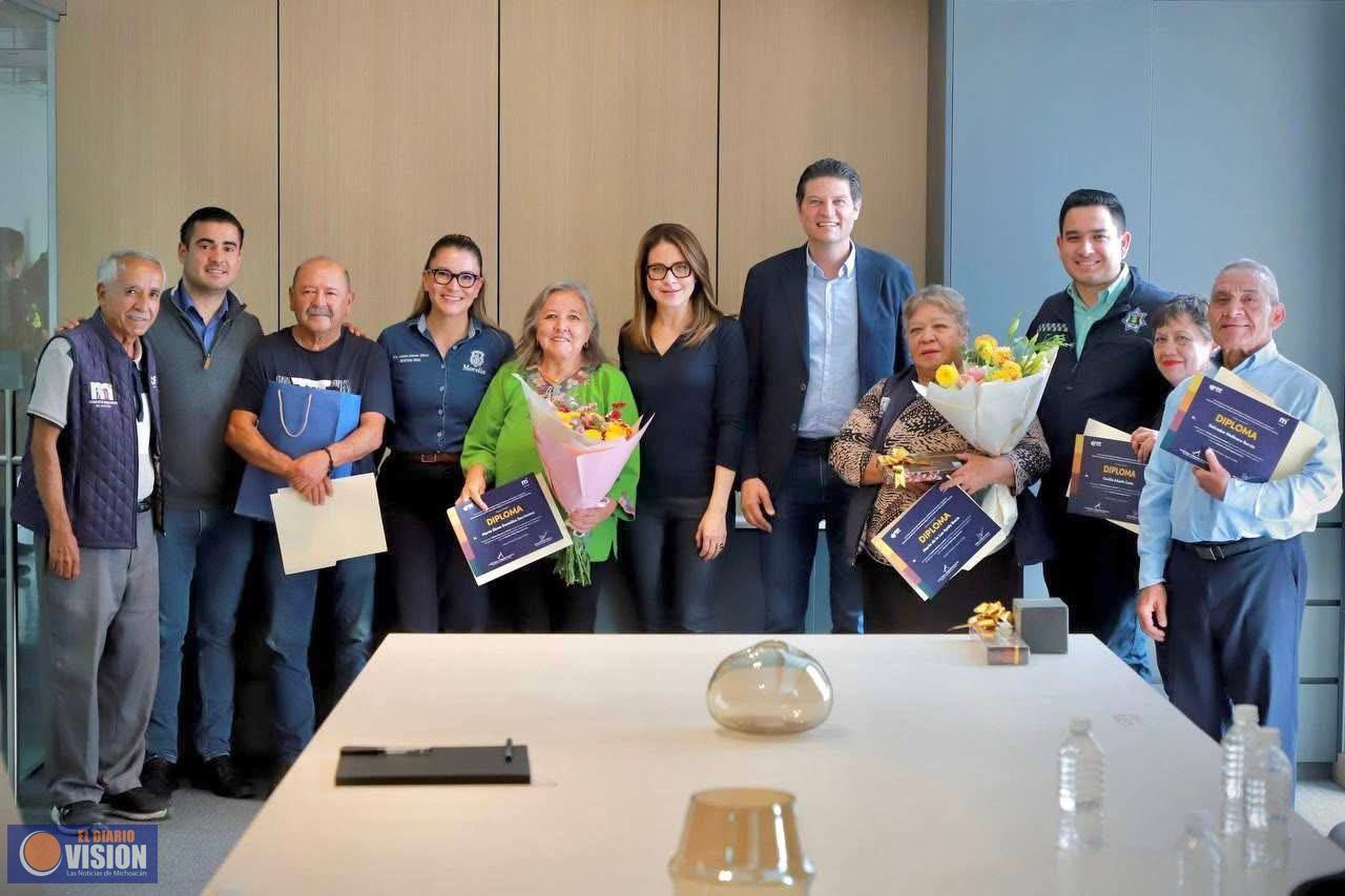 Alfonso Martínez y Paola Delgadillo reconocen a los Adultos Mayores