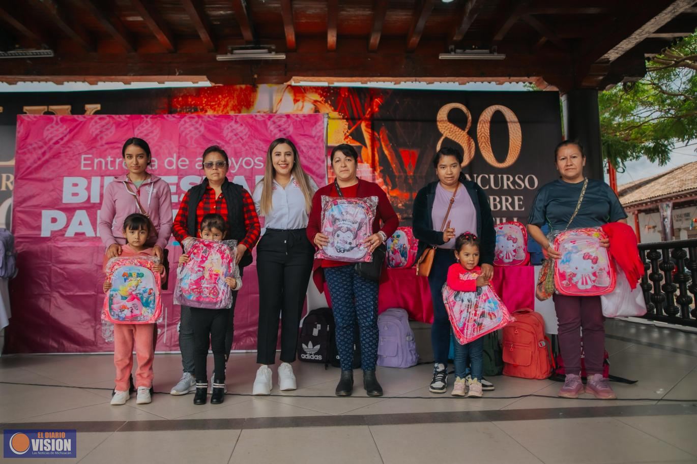 Con el objetivo de beneficiar a la niñez, Dayana Pérez Mendoza entrega mochilas a estudiantes