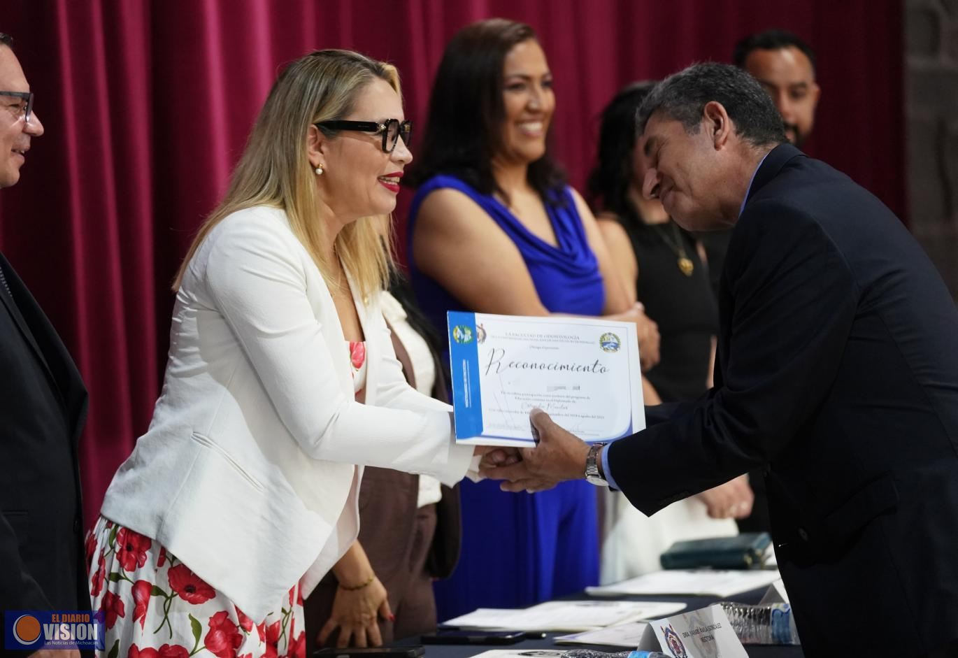 Nicolaitas siguen ruta de excelencia profesional; Yarabí Ávila clausura diplomados de Odontología