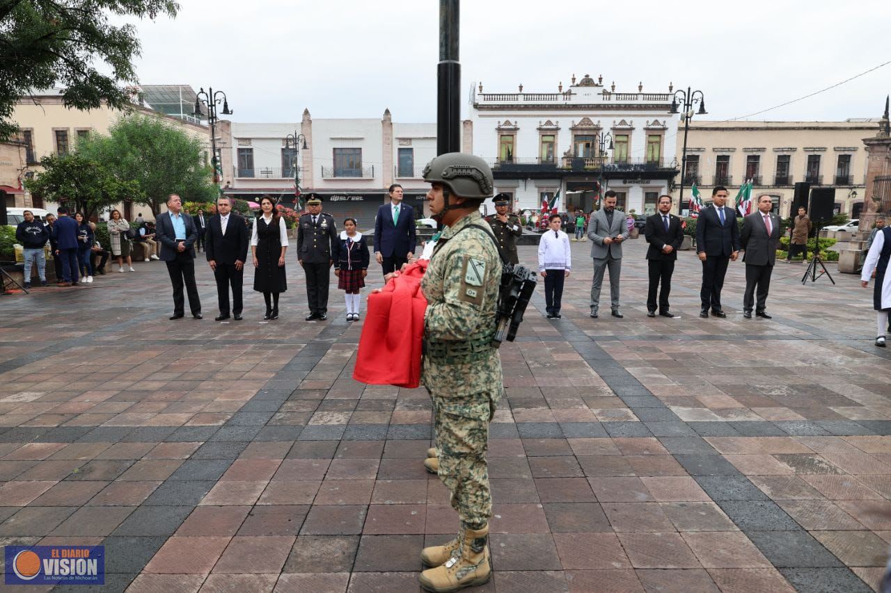 Alfonso Martínez preside izamiento de la Bandera Nacional, en el inicio de los festejos patrios
