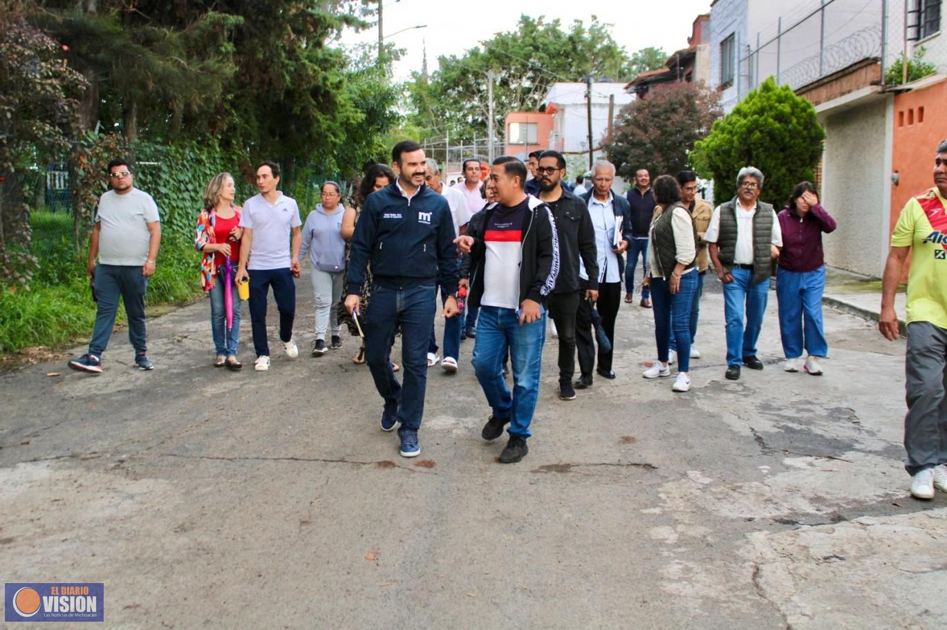 Yankel Benítez escucha y atiende a vecinos de la colonia Mariano Michelena