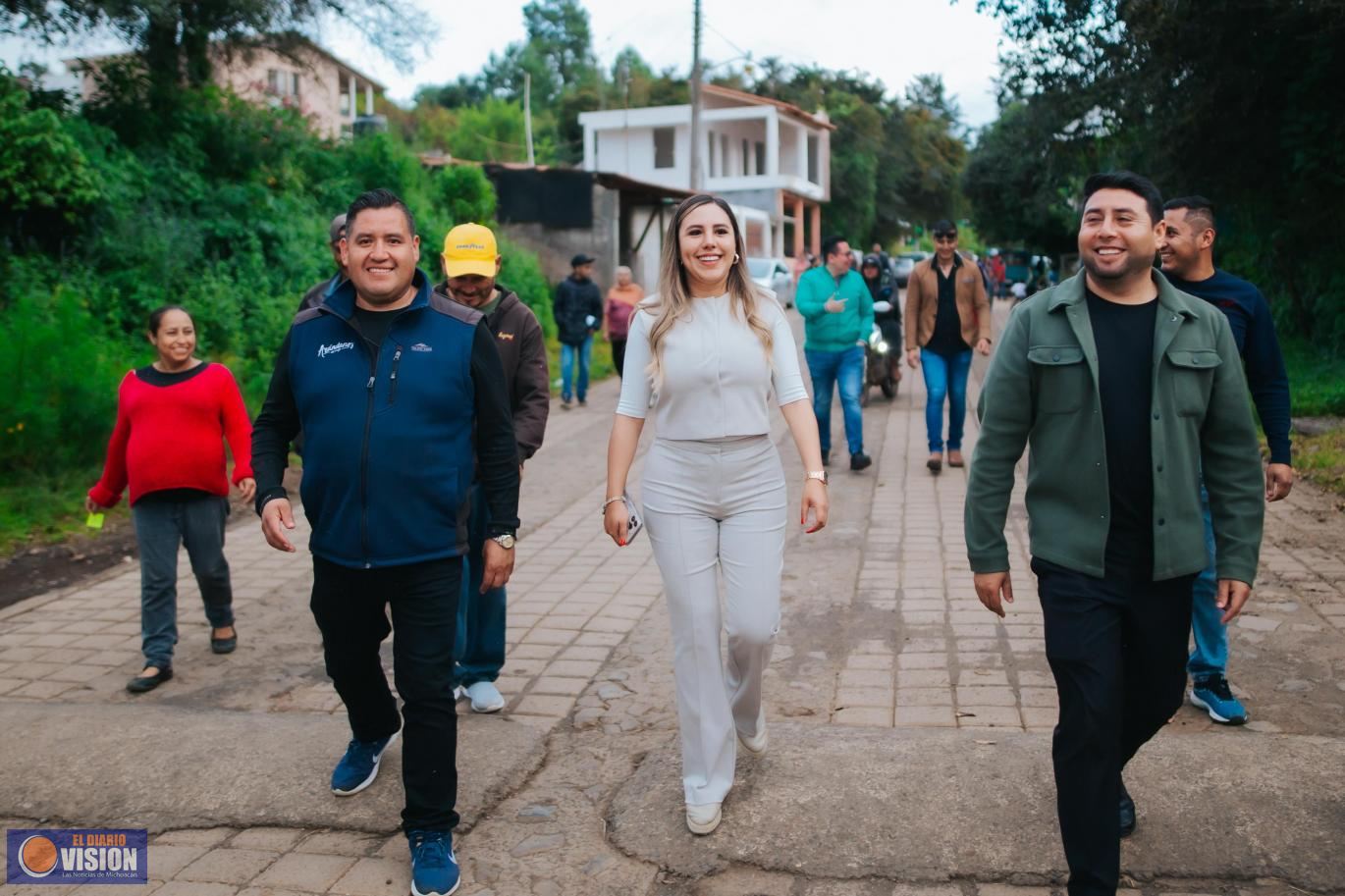 Dayana Pérez Mendoza lleva medicamentos y canasta básica a la comunidad de Agua Verde