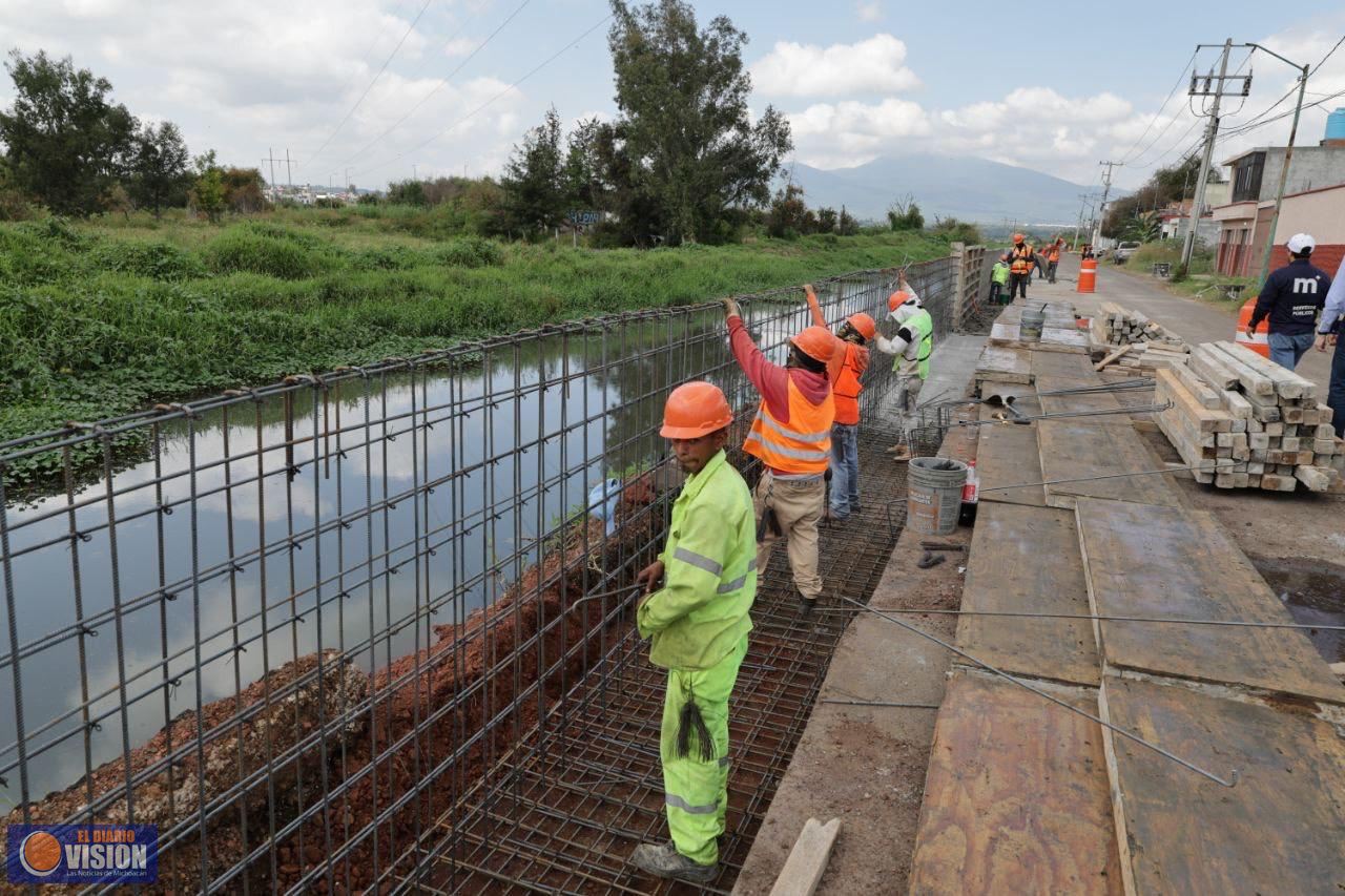 Alfonso Martínez construye muro de contención en dren de los Itzícuaros