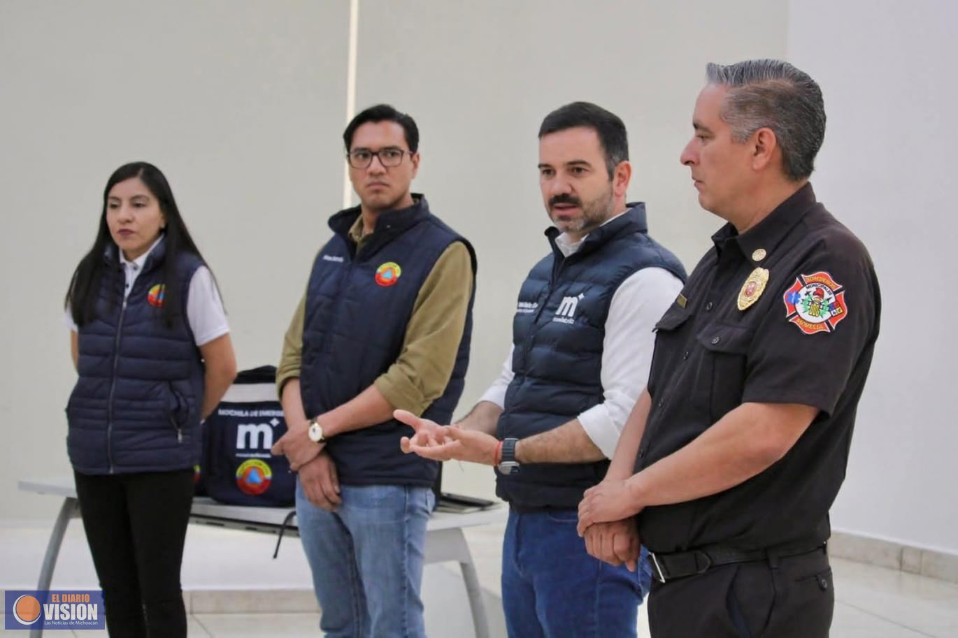 Yankel Benítez entrega mochilas de emergencia