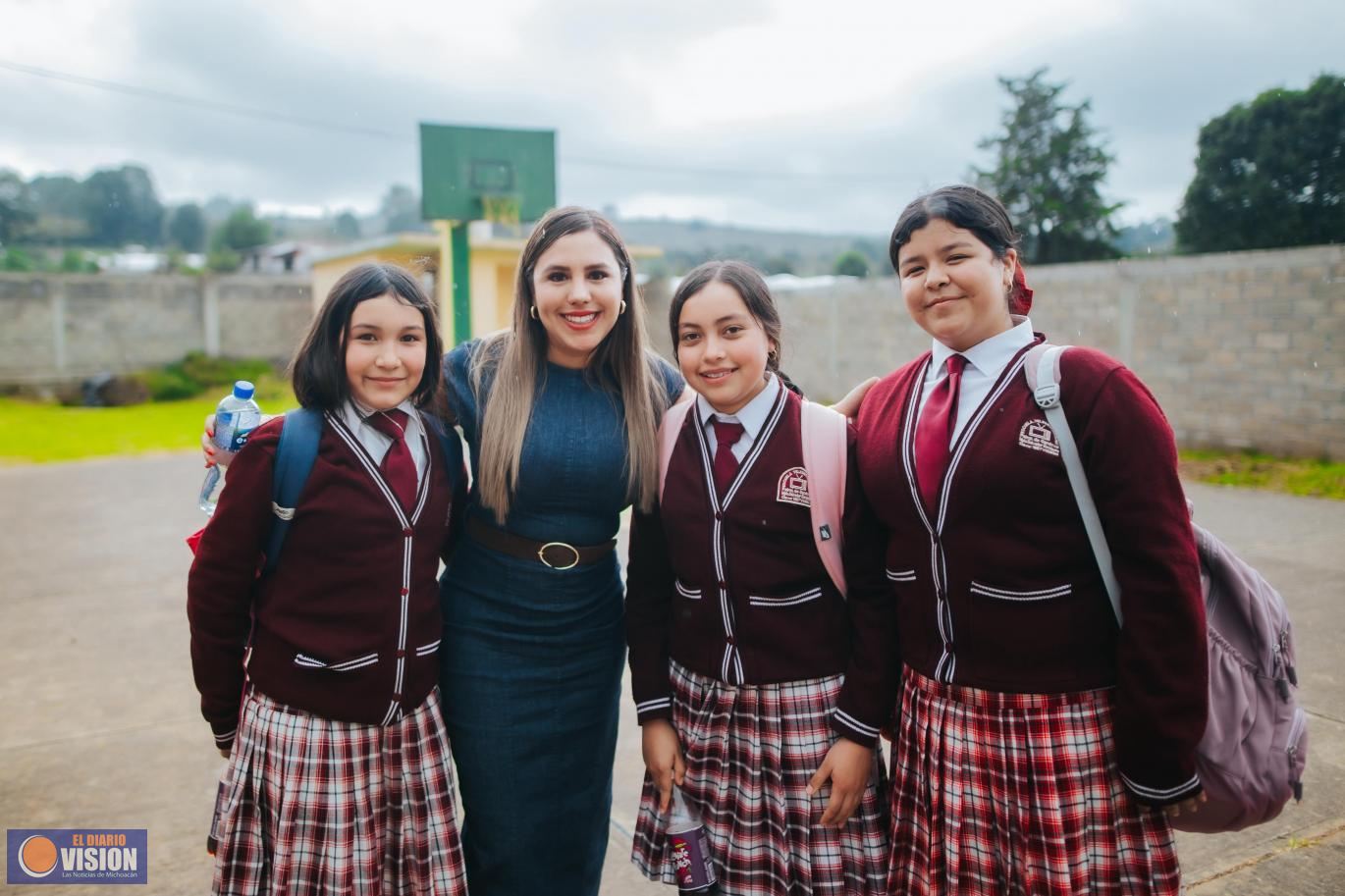 Dayana Pérez Mendoza entrega butacas a telesecundaria de La Palma