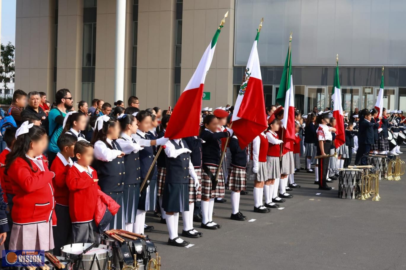 Alfonso Martínez, entrega Bandera Nacional y Bandas de Guerra a escuelas públicas