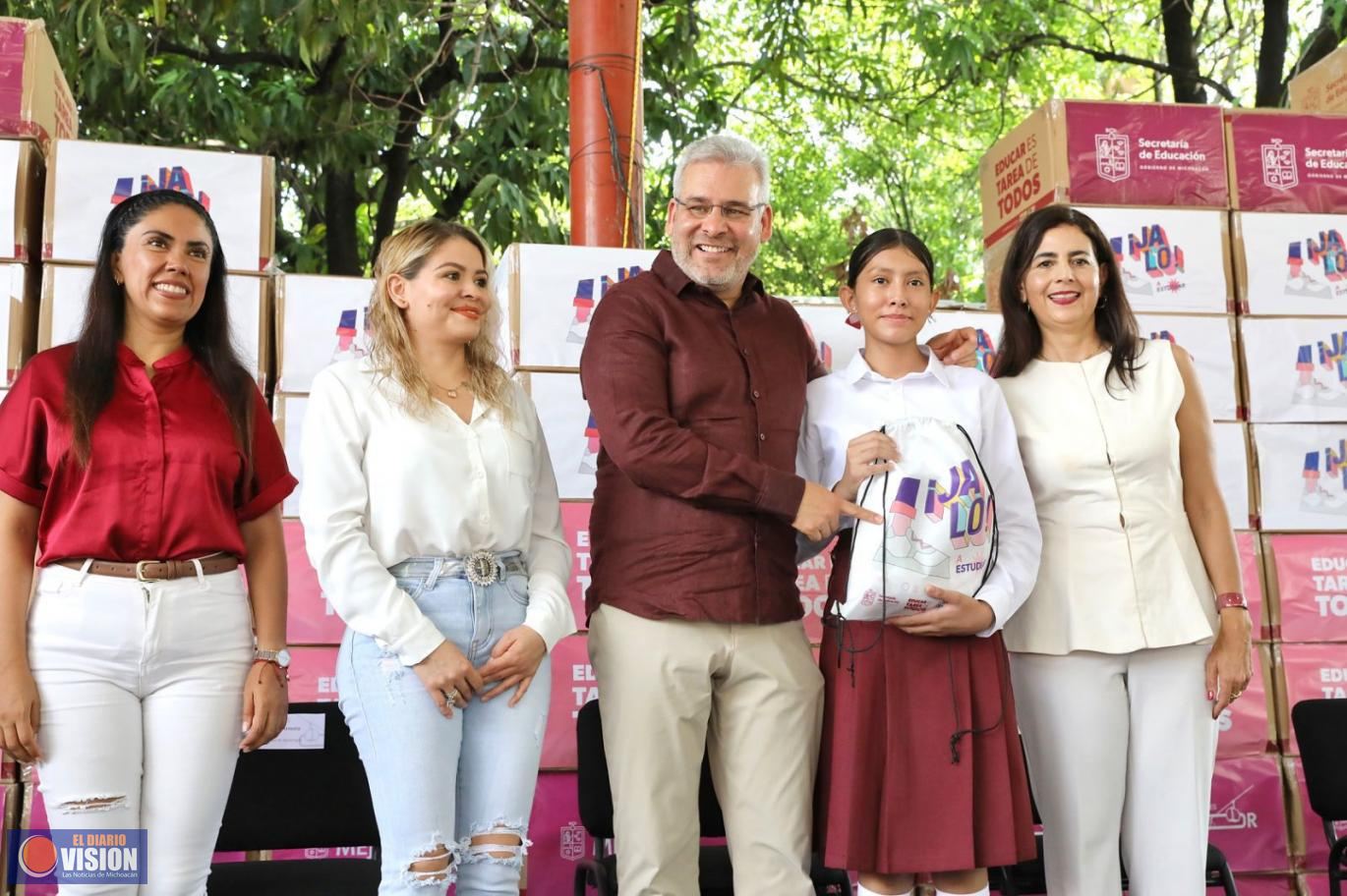 Arranca Bedolla tercera dotación de tenis a estudiantes de secundarias