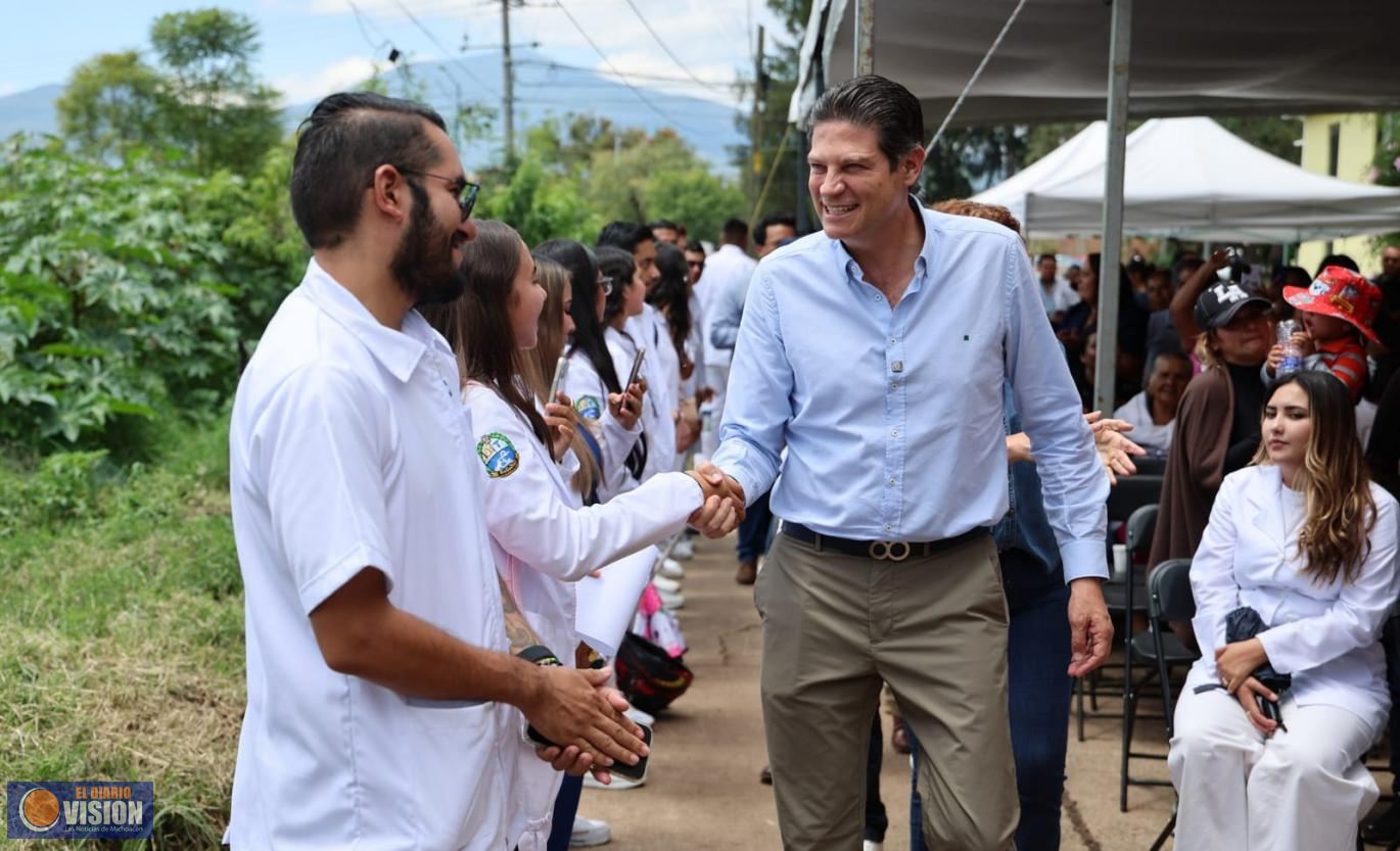 Alfonso Martínez entrega medicamentos a clínicas municipales