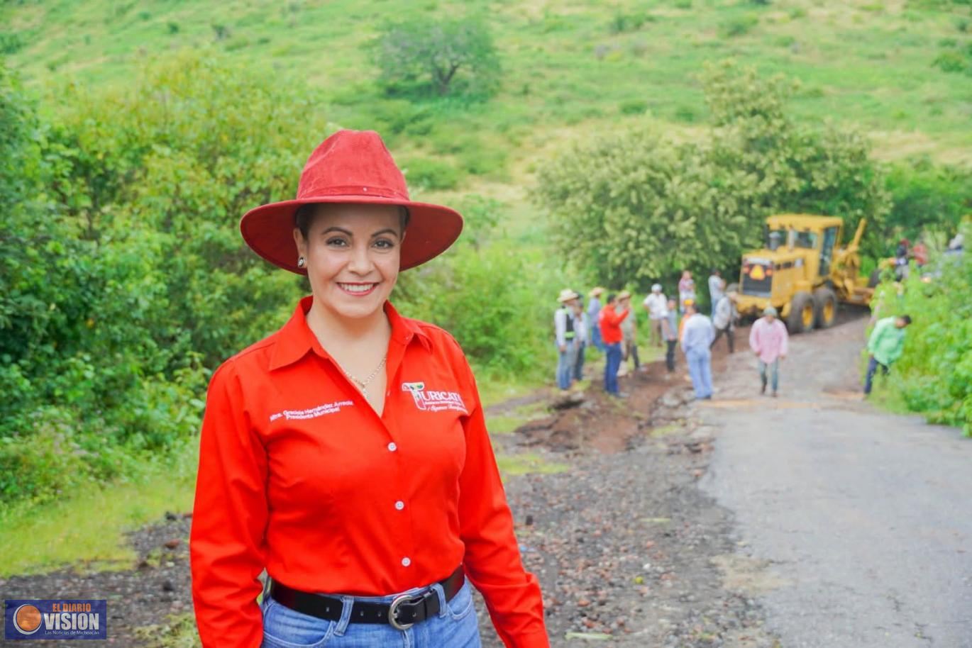 Arranca Graciela Hernández Arreola rehabilitación del tramo carretero en la Cañada de Tetenguio 