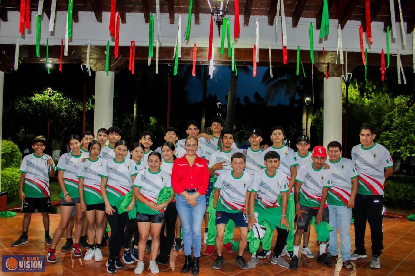 Entrega alcaldesa Graciela Hernández Arreola uniformes a los niños y niñas del Fuego Simbólico