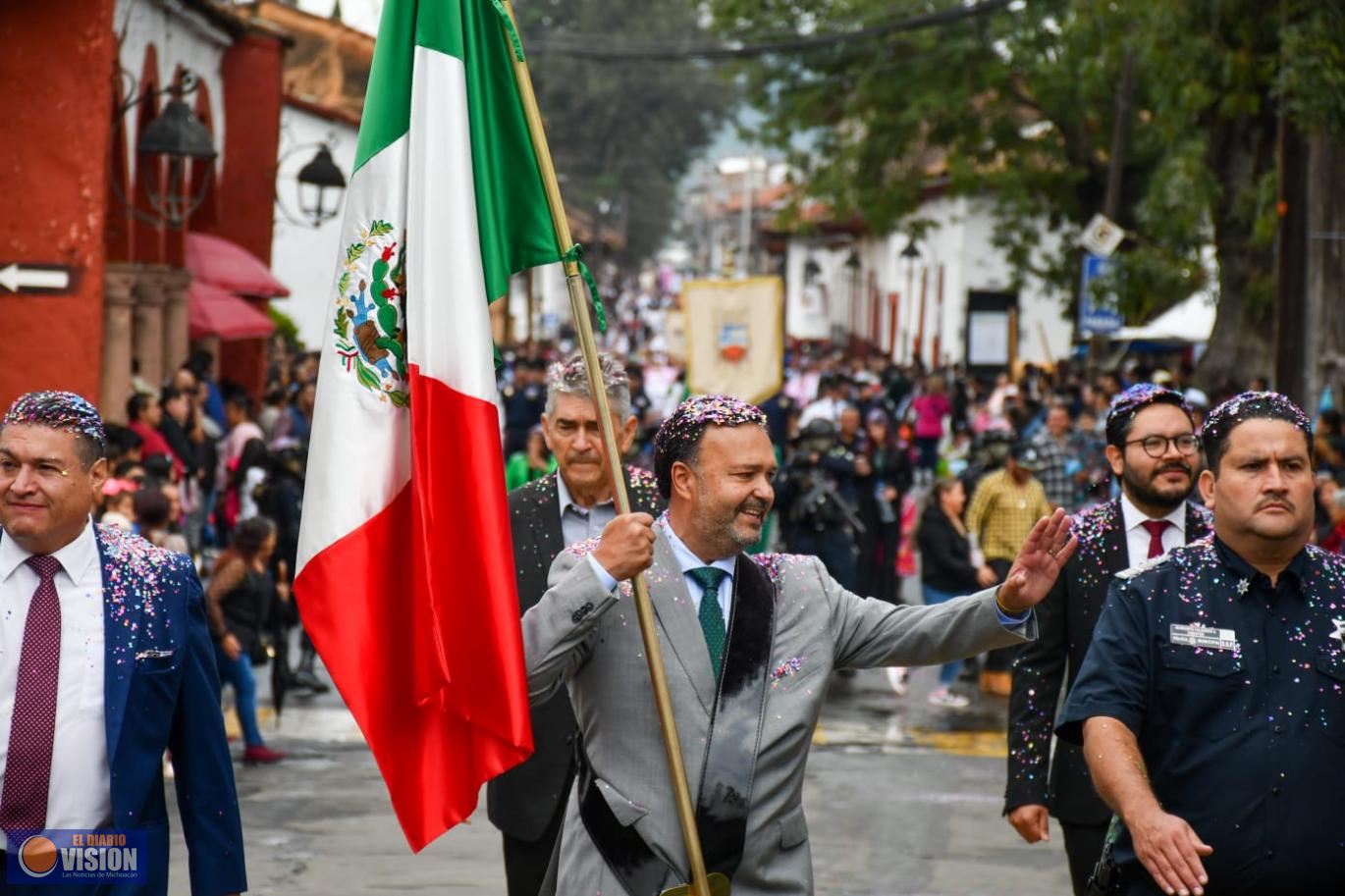Julio Arreola encabeza desfile del 215 Aniversario de la Independencia en Pátzcuaro