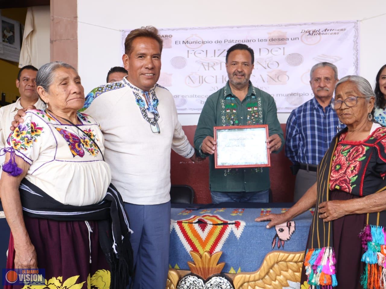 Julio Arreola celebra en Pátzcuaro a las manos creadoras en el Día del Artesano