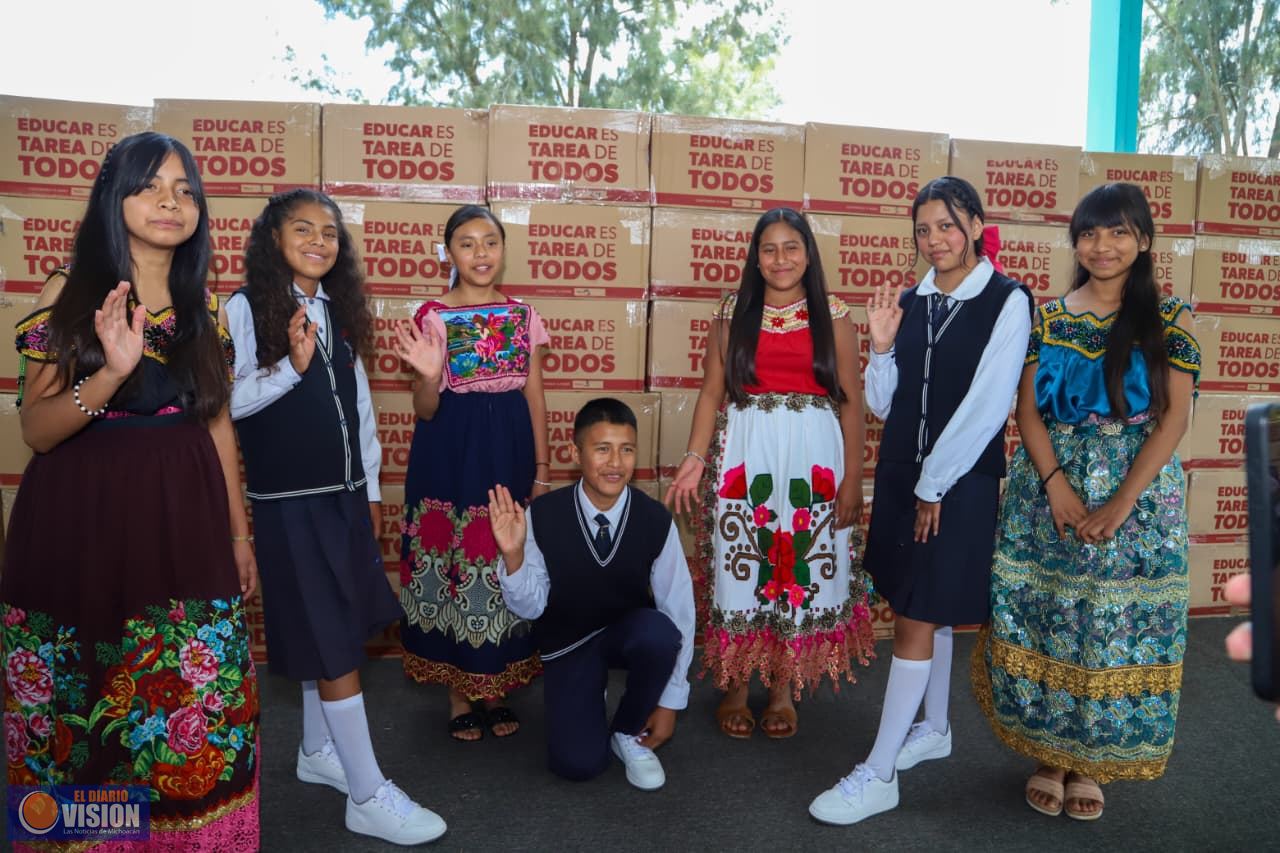 Tenis de Jalo a Estudiar son apoyo a la economía familiar: Gabriela Molina