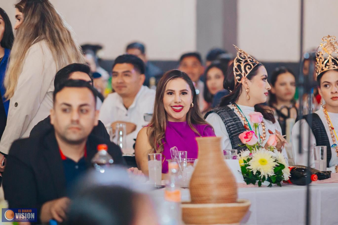 Dayana Pérez Mendoza asiste al certamen de elección de la Reina de la Silla en Opopeo