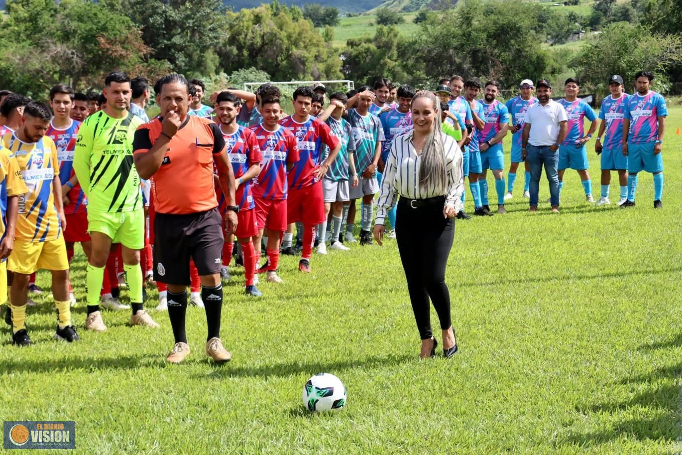 La alcaldesa Graciela Hernández Arreola, encabeza el arranque de la Copa Telmex en Turicato