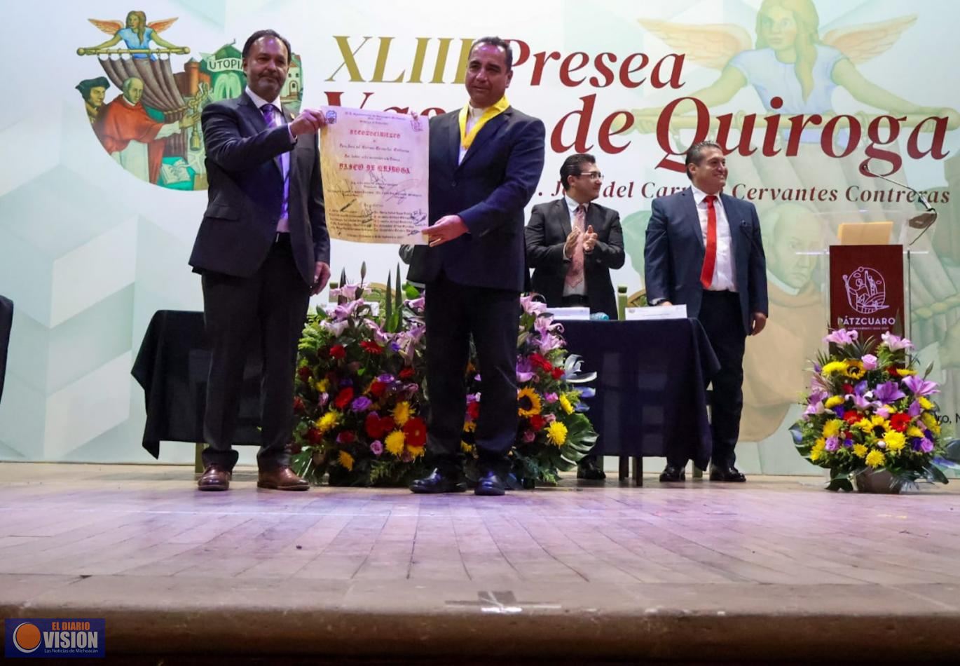 Julio Arreola entrega Presea Vasco de Quiroga al presbítero José del Carmen Cervantes Contreras