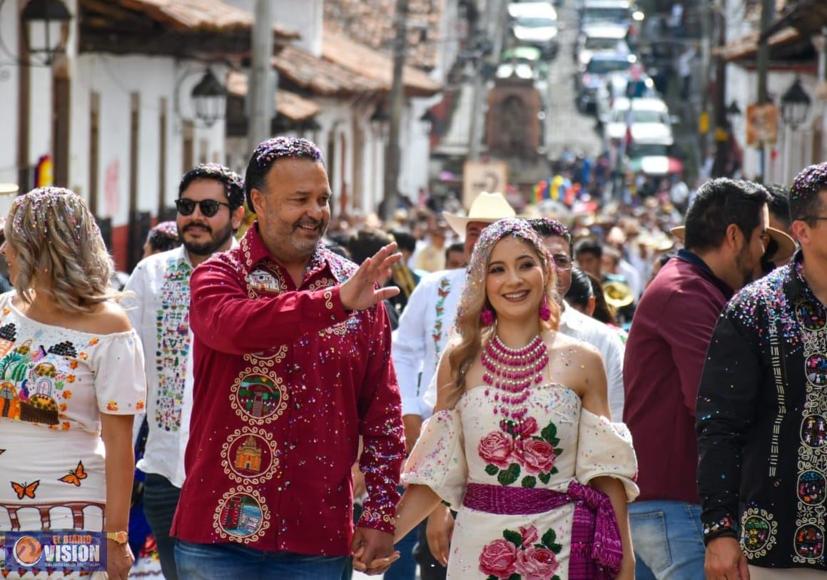 Pátzcuaro celebra 491 años de historia con un desfile lleno de cultura y tradición