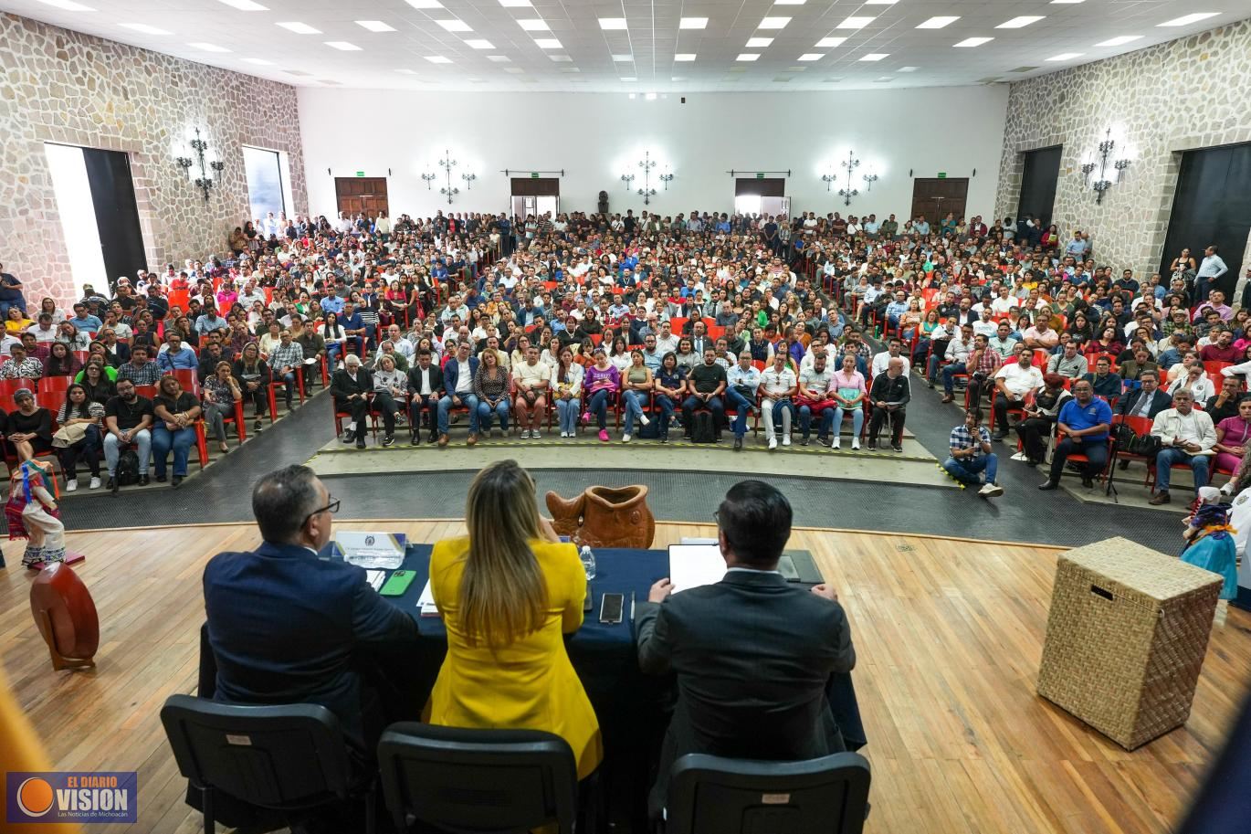 Yarabí Ávila se reúne con más de mil docentes nicolaitas. 
