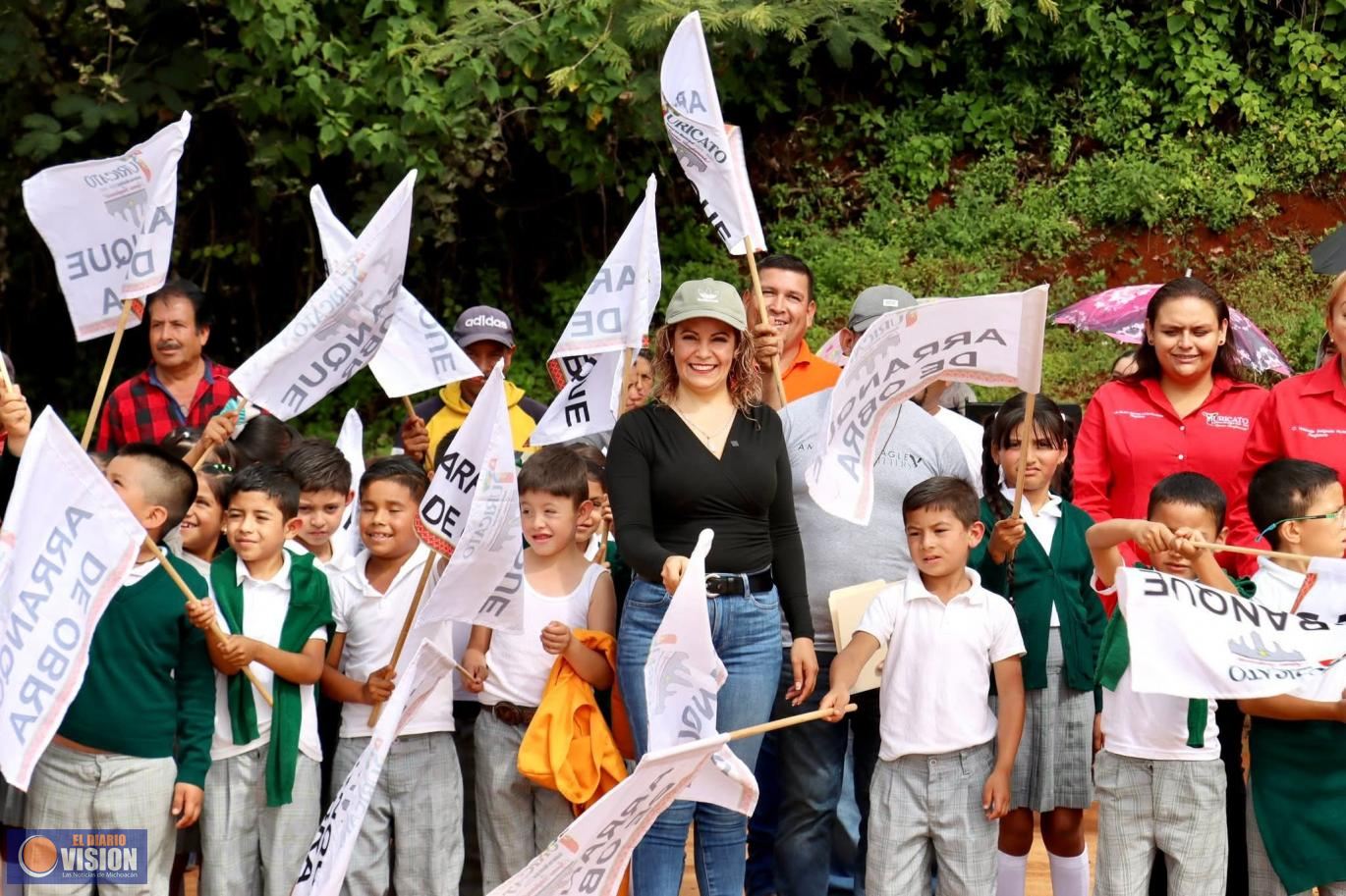 Arranca Graciela Hernández Arreola construcción de techumbre en cancha de Los Hacheros 