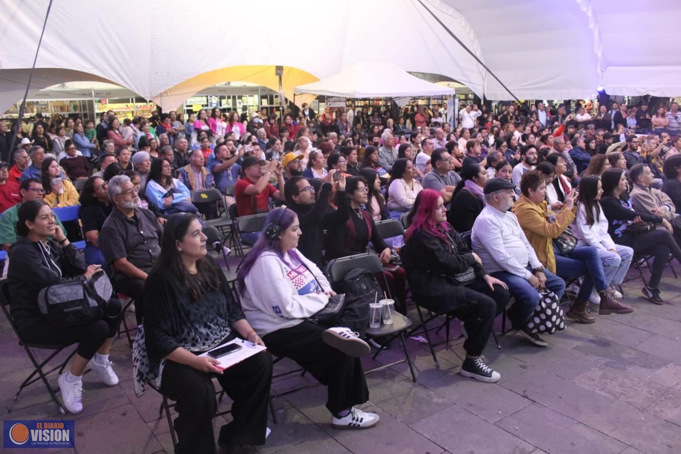 Lleno total del Ballet Folklórico del Ayuntamiento en foro principal de la FILLM