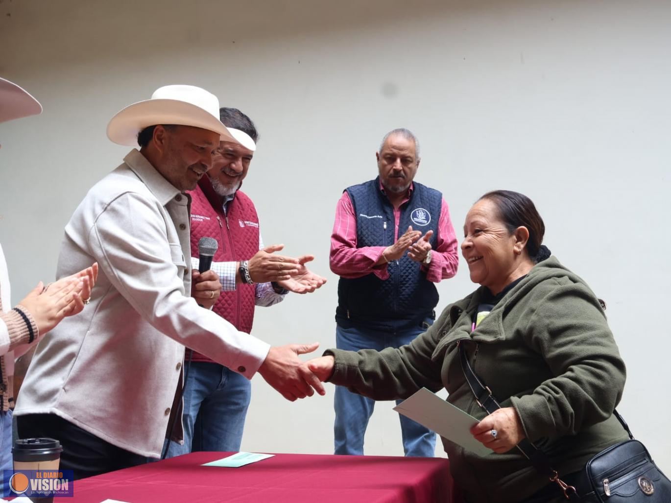 Julio Arreola entrega visas del programa “Peces Blancos” a adultos mayores de Pátzcuaro