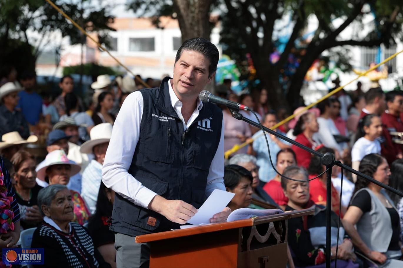 Brinda Alfonso Martínez certeza jurídica a colonos de la tenencia Morelos