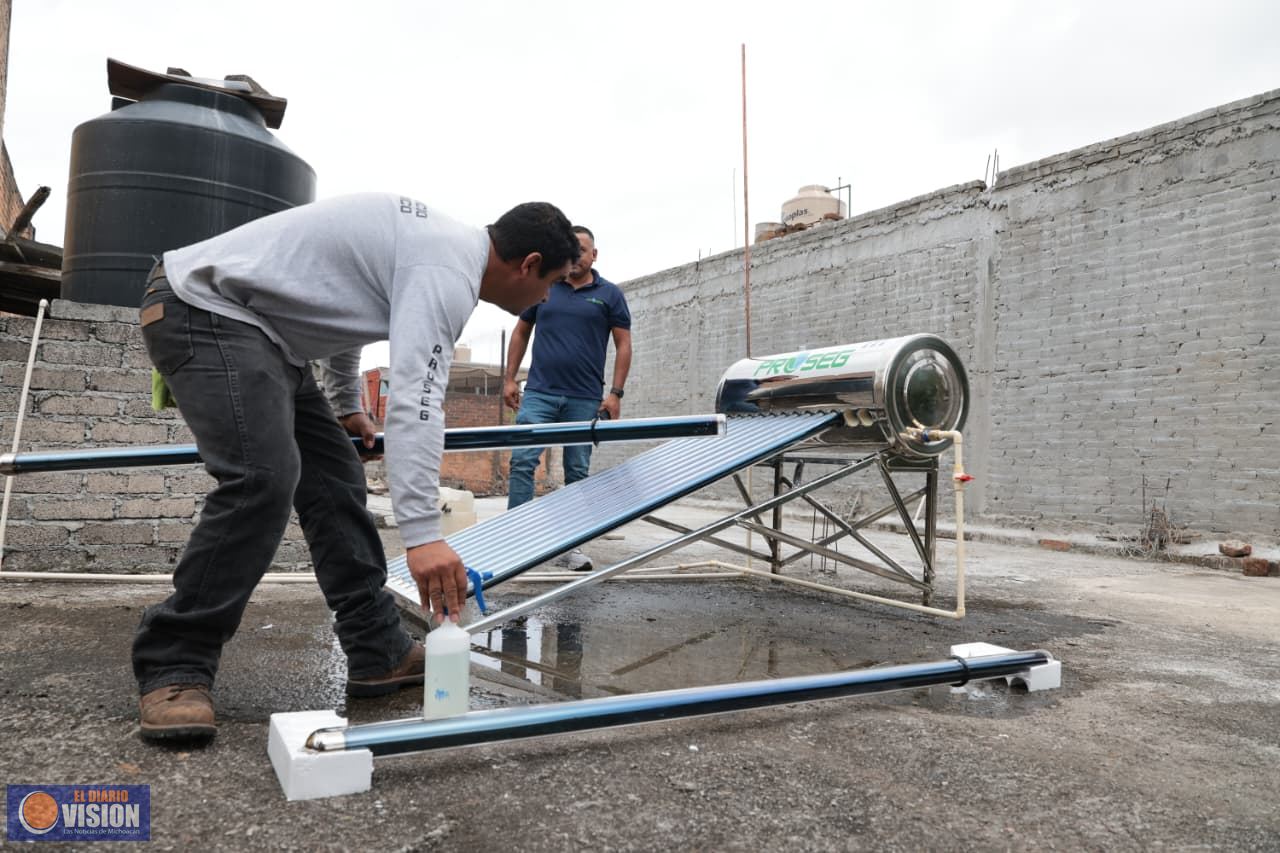 Entrega Alfonso Martínez calentadores solares a familias morelianas
